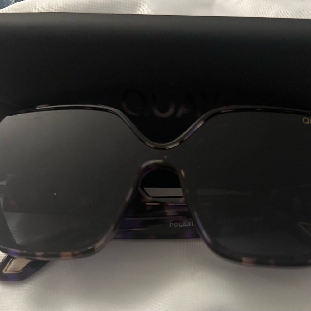 New w/case Quay Australia Purple Sunglasses